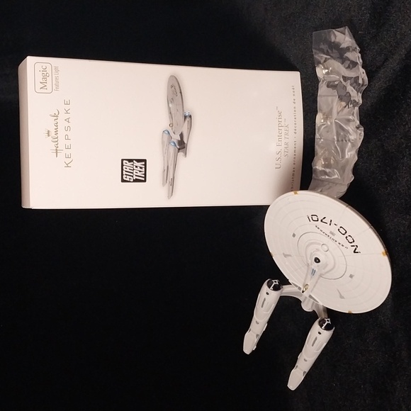 Hallmark magic KEEPSAKE STAR TREK THE MOTION PICTURE U.S.S. ENTERPRISE™ NCC-1701 - Picture 2 of 11